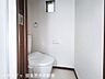 トイレ：トイレに小窓あります