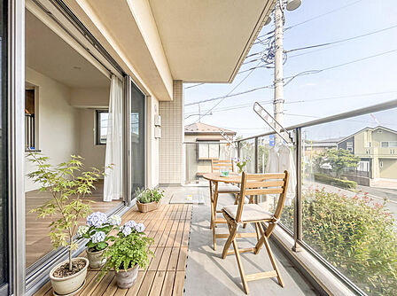 約2mのゆとりあるバルコニー。ガーデニングや季節の草花を楽しめる心地よい空間です。掲載写真のバルコニー家具はAIによるイメージで、実際には設置されておりません。