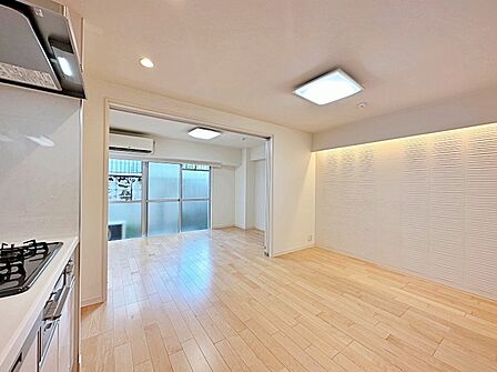 キッチンと一体感のある、すっきりとしたLDK。家具の配置もしやすく、コンパクトながら心地よく過ごせる空間です。