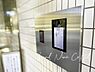 設備：【安心のオートロック付】 鍵・暗証番号・カード等が必要な為、外部の人は簡単に侵入できません。エントランスの先にいるのは基本的に住民のみという環境であるという安心感が得られます。