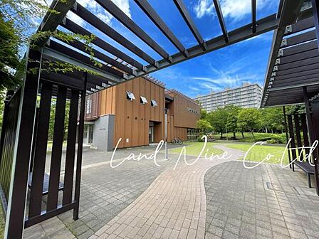 【敷地内に公園有♪遊具もあり小さなお子様も安心して遊べます】 ◆緑豊富な敷地内。管理が行き届き、ホテルライクな高級感のある雰囲気が漂います。