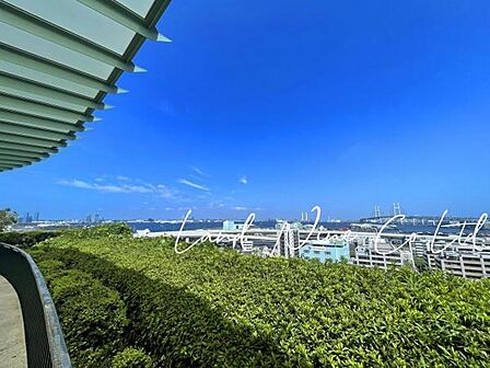 【豊かな自然と歴史を色濃く感じる風景を堪能】 ◆日本初の洋式公園である山手公園 ◆ベイエリアを一望する港の見える丘公園 ◆西洋デザインの歴史的な建造物が点在