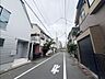 その他：閑静な住宅街に位置する南東向きの整形地。