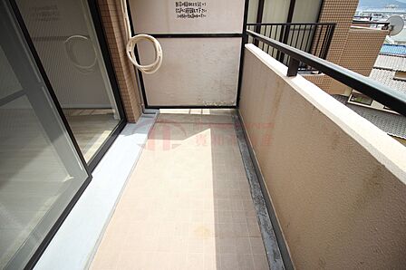 幅の広いバルコニーです