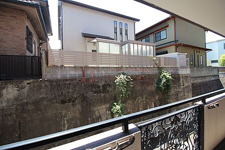 全面に戸建ありますが日当たりは確保される高さです