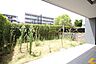 バルコニー：周りからの視線を程よく遮る緑豊かな植栽が魅力的。日当たり良好なプライベートガーデンです