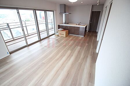 大きな窓から光が差し込む開放的で広々としたLDK
