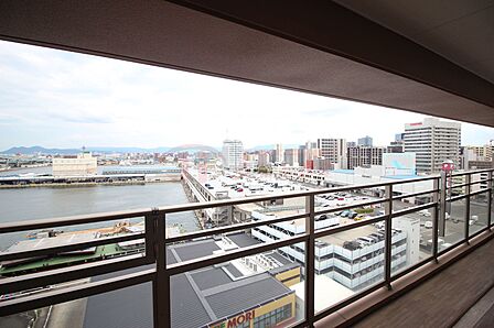 オーシャンビューと街並みを一望できる開放感あふれる眺望