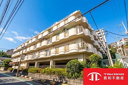 特徴的なバルコニーデザインが目を引くマンション外観