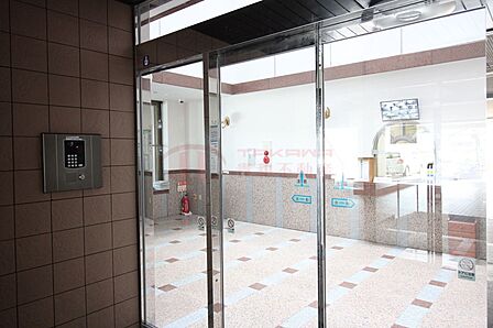 住まいの安心を高めるオートロック付きのエントランス