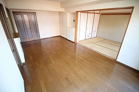 引き戸を開放することで一体利用も可能なゆとりあるリビングダイニングと和室