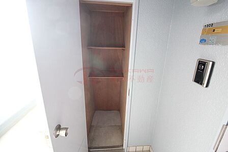 可動棚とすっきりとした収納スペースを備えた玄関横のトランクルーム