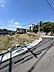 外観：北東側の川口市道（公道）に接道する35坪超の区画です。道路が緩やかにカーブする立地で、視界に抜け感のある開放的なたたずまいが魅力。陽当たり・通風ともに良好な住環境です。