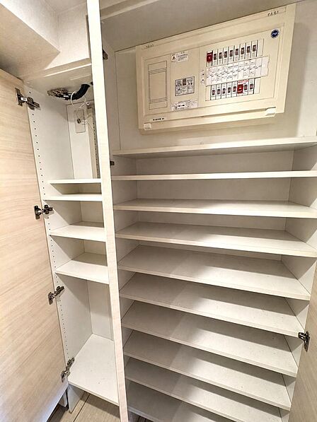 玄関には棚板がたっぷり並ぶシューズボックスを備えています。棚の高さを変えて使えるため、ご家族の靴やお子様の長靴などもまとめて納められます。※AIによる家具消し加工を行なっております。