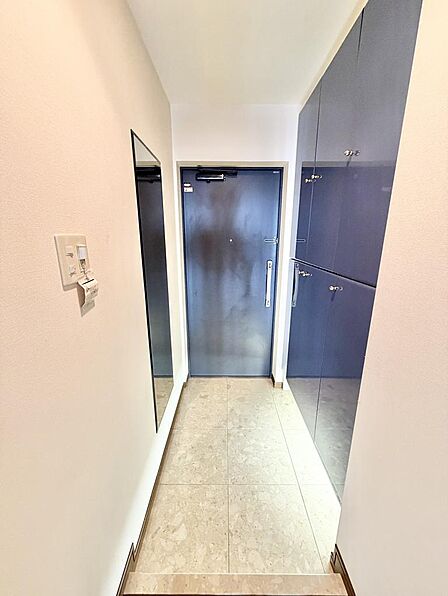 玄関は姿見付きで、お出かけ前の身だしなみチェックにも便利。大理石調のタイル床が上品な印象です。奥行きのある土間スペースでベビーカーの一時置きにも対応できます。