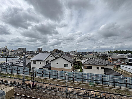 最上階4階からの眺望です。周辺は低層の戸建てが中心で、遠くまで見渡していただけます。前を遮る高い建物がなく、洗濯物の乾きやすさも現地でご確認ください。※AIによる家具消し加工を行なっております。