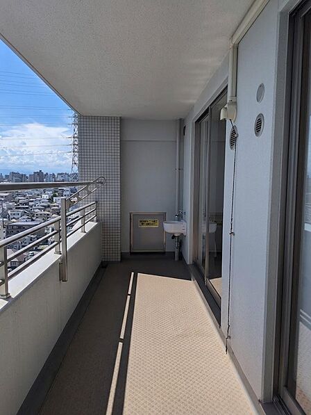 眺望良好な広々としたバルコニー。外水栓付きで、掃除や趣味にも活躍します。