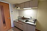 キッチン：※同建物の別のお部屋の写真です。