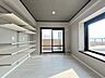 洋室：「南西側洋室」2面採光になっており光が入り温かいお部屋です。