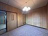 室内：【リフォーム中/2階西側洋室】床材上張り、クロス張り、建具交換、照明取り付けを行います。