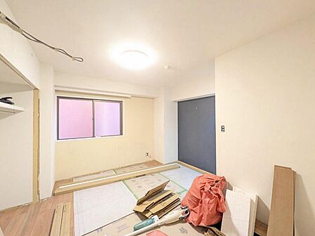 〜ドミネンス本郷〜2階部分で10.45帖の広々とした洋室。大きなクローゼットが2ヵ所あり、収納も安心です。トイレも完備しており、使い勝手の良いフロアとなっています。室内(2026年8月)撮影