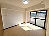 室内：約4.7帖の洋室です。陽当り良好です。