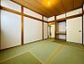 室内：約６帖の和室で、押し入れ付なので収納力があります。
