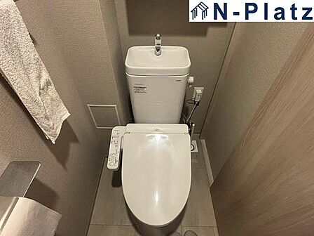 収納付きで、トイレットペーパーや掃除道具もすっきり収納できます。