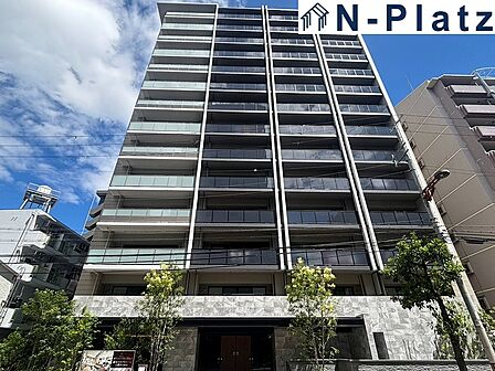 落ち着いた色合いで、周囲の街並みに馴染む外観です。