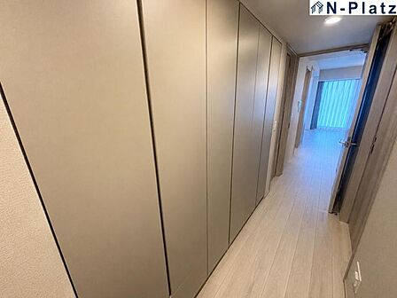明るく開放的な空間です。※AI加工により空室風に仕上げています。