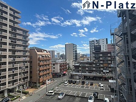 都市の美しい夜景を眺めながら、落ち着いた時間を過ごせます。