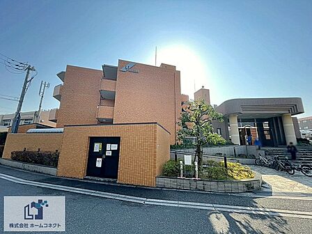 外観|2002年7月に完成したRC造8階建のマンション。敷地の南側には緑豊かな山田西公園があり、スーパーまで徒歩10分、図書館・市役所出張所が徒歩11分の距離にございます。