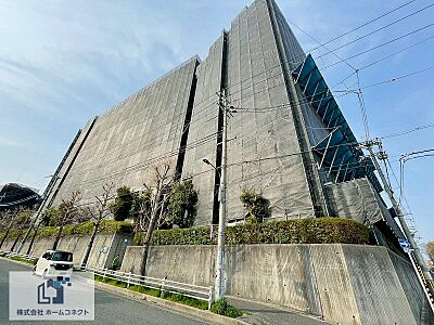 外観：外観｜昭和60年3月に完成した総戸数338戸の大規模マンション。2026年3月28日現在、大規模修繕工事実施中！