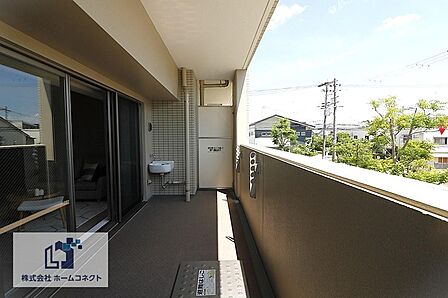 バルコニー|充分な奥行きがあるバルコニー。陽射しがたっぷり入ります。