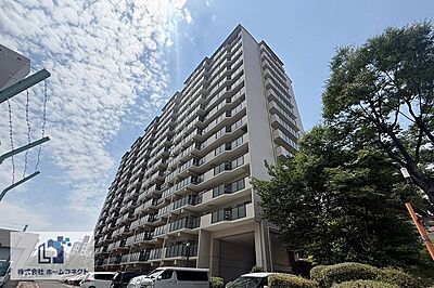 外観：外観｜全棟総戸数1016戸の大規模マンション。三号棟は昭和58年7月に完成しました。各線「京橋」駅まで徒歩10分ほどの立地で、お出掛けや通勤・通学に大変便利です。