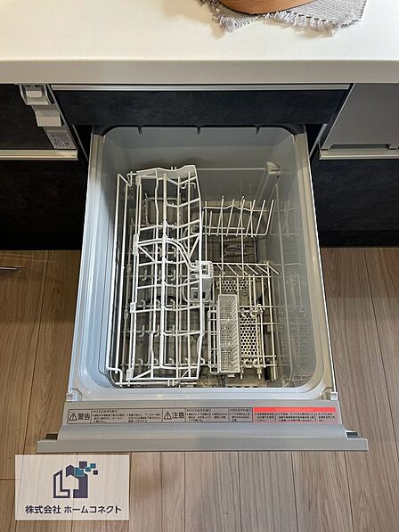 キッチン設備｜日々の家事の負担を軽減させる食器洗い乾燥機を搭載。光熱費も安くなり、一石二鳥です。