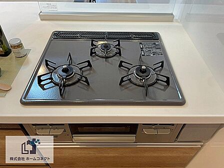 キッチン設備|三ツ口コンロを搭載し、効率の良い調理が可能です。