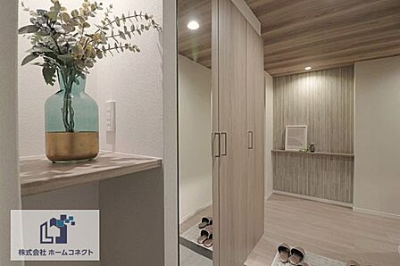 玄関｜飾り棚には写真やお花、お気に入りのグッズを飾るのもいいですね。