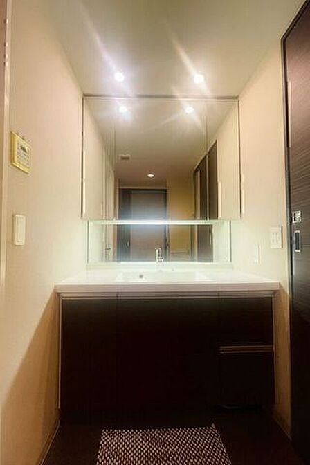 大きな鏡面が特徴の洗面台★朝の用意も捗ります！※小物類を消去する修正を行っております。
