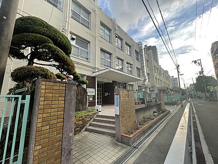 大阪市立南市岡小学校 230m
