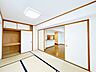 室内：【内装リフォーム済】和室の様子を撮影いたしました。畳の表替え、障子張替え、クロス仕上げなどのリフォームを行いました。襖を開けばリビングのため、開放的な印象です。