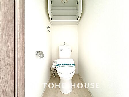 清潔感と快適性を兼ね備えた、心地よいトイレ空間。清潔さと快適さを備えたちょうどよいスペース。