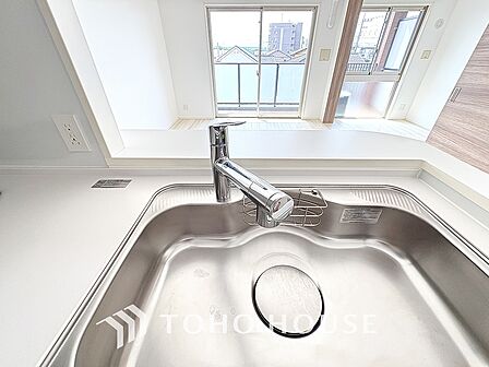 おいしい水が家庭で手軽に。浄水器で安心・安全な水がいつでも飲用可能です。