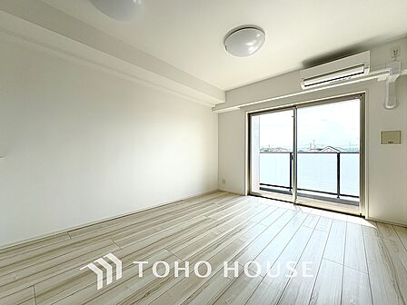 光と風が心地よい、開放感ある室内。暮らしに彩りを添える、洗練された住まい。