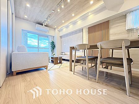 リラックスと居心地の良さが共鳴するくつろぎのリビング空間。暮らしの中心であり、心の安らぎをもたらします。