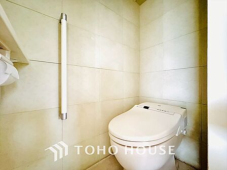 清潔感と快適性を兼ね備えた、心地よいトイレ空間。清潔さと快適さを備えたちょうどよいスペース。