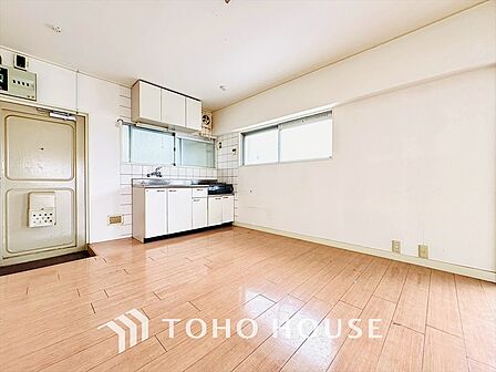 リラックスと居心地の良さが共鳴するくつろぎのリビング空間。暮らしの中心であり、心の安らぎをもたらします。