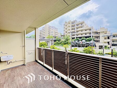 明るい陽射しと暖かな光が心地よい、日当たり豊かなバルコニー。洗濯物もいつもさっと乾きます。