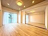 室内：リラックスと居心地の良さが共鳴するくつろぎのリビング空間。暮らしの中心であり、心の安らぎをもたらします。