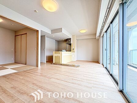 自然な日光が心地よさをもたらし、くつろぎと安らぎの空間を演出します。